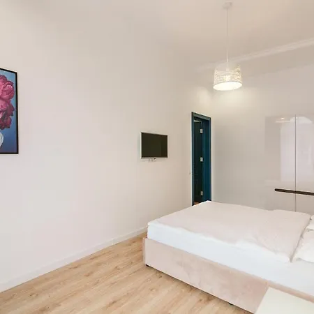Leogrand Three Bedrooms Vip On Kniazia Romana 12 * Lvov
