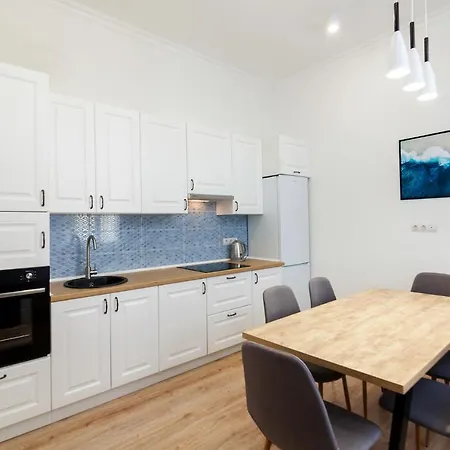 Apartment Leogrand Three Bedrooms Vip On Kniazia Romana 12