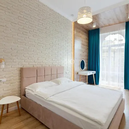 Leogrand Three Bedrooms Vip On Kniazia Romana 12 *