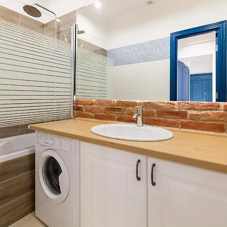 Leogrand Three Bedrooms Vip On Kniazia Romana 12