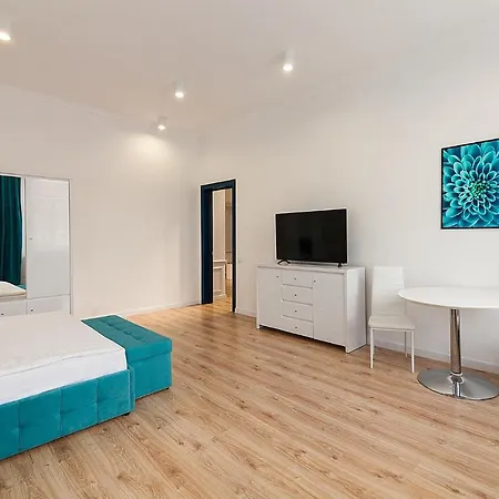 Leogrand Three Bedrooms Vip On Kniazia Romana 12 *