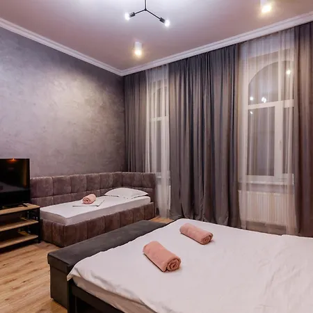 Leogrand Three Bedrooms Vip On Kniazia Romana 12 Appartamento