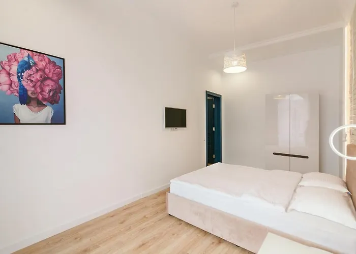 Leogrand Three Bedrooms Vip On Kniazia Romana 12 * 리비프