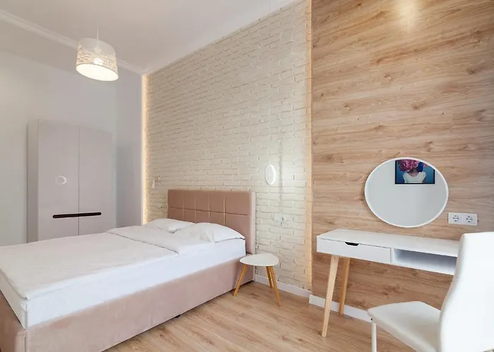 아파트 Leogrand Three Bedrooms Vip On Kniazia Romana 12 *