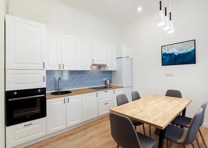 شقة Leogrand Three Bedrooms Vip On Kniazia Romana 12