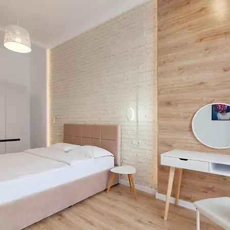 شقة Leogrand Three Bedrooms Vip On Kniazia Romana 12 *